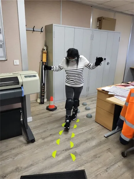Parcours d'équilibre en tenue de simulation, pendant un atelier TMS