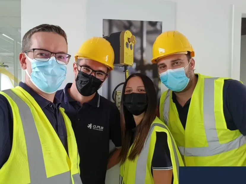 Selfie d'équipe en gilet et casque pendant le rallye sécurité