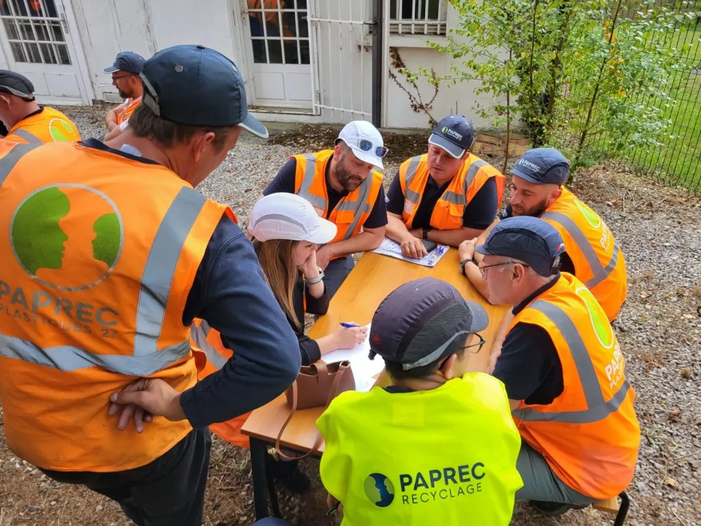 Équipe Paprec participant à un atelier collaboratif en extérieur