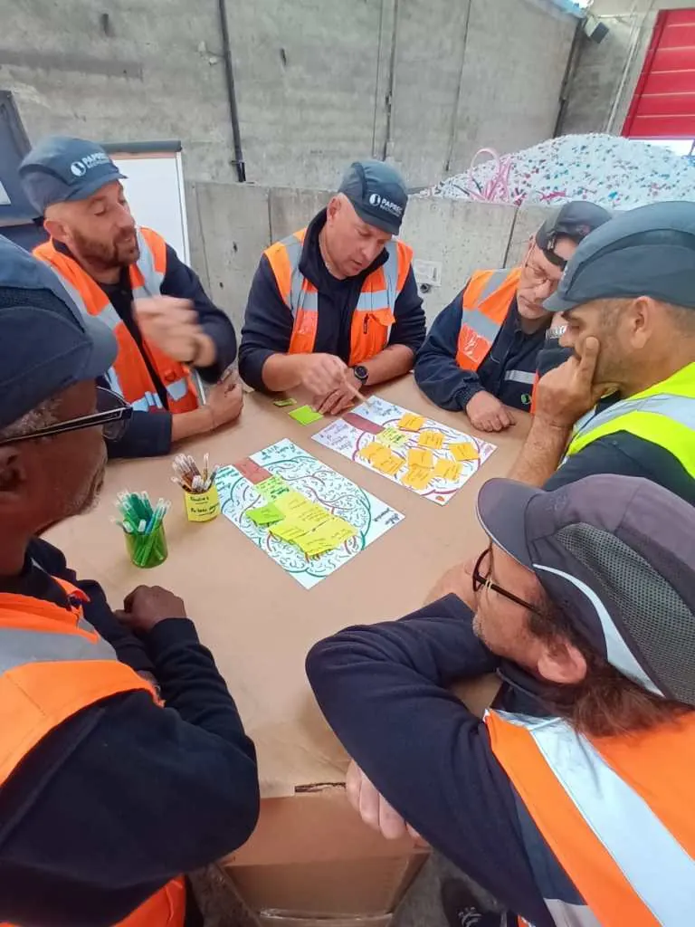 Participants réunis autour d'un brainstorming sur le risque incendie