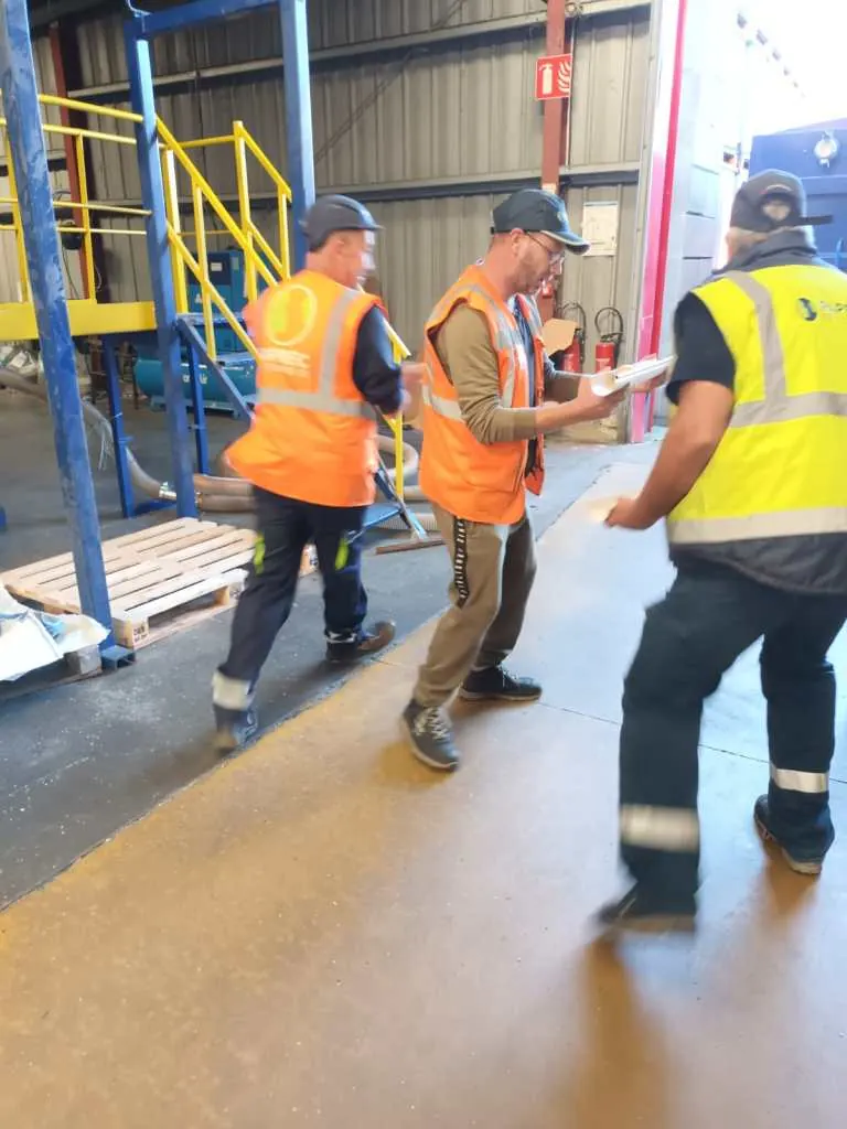 Participants suivant les consignes d'un atelier dans l'usine