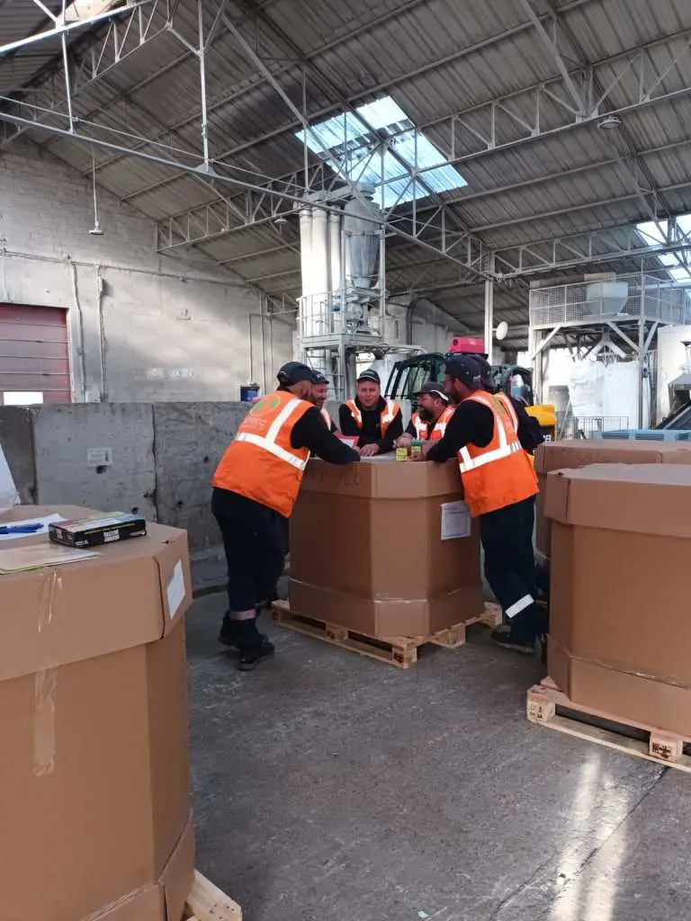 Petit groupe réuni autour d'un exercice sécurité