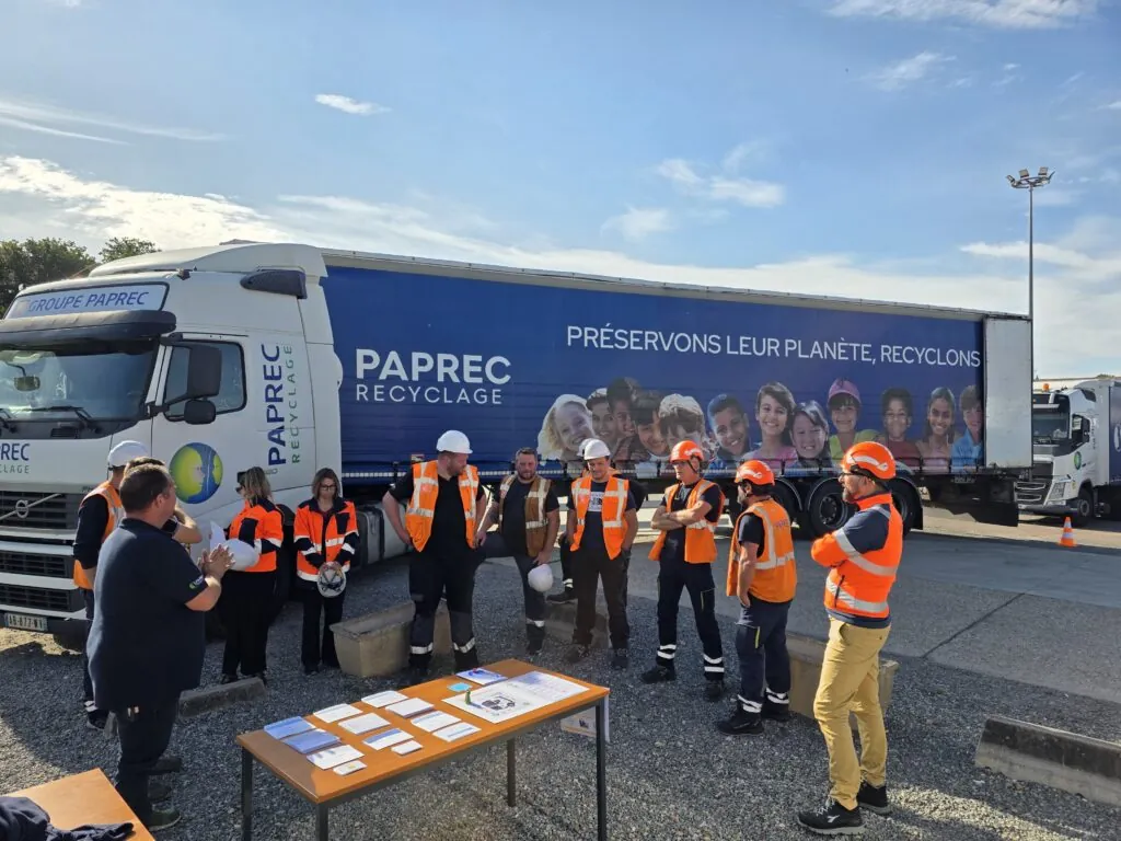 Rassemblement devant le camion Paprec au lancement de la journée